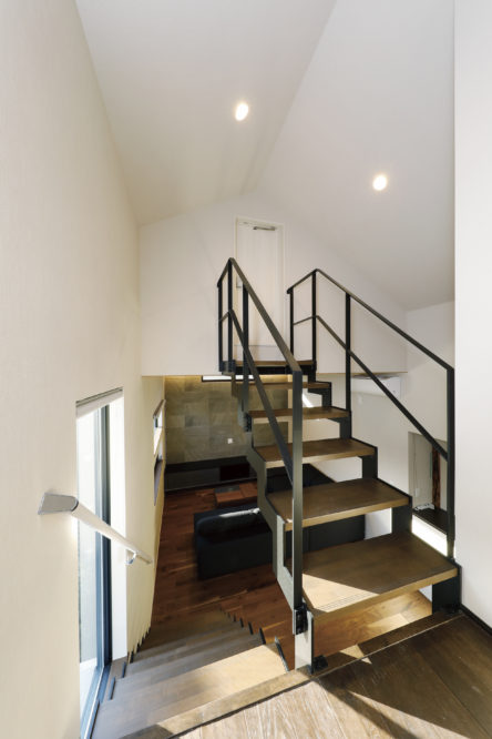 注文住宅「明るい地下室付きのスキップフロアの家」の階段2の施工事例